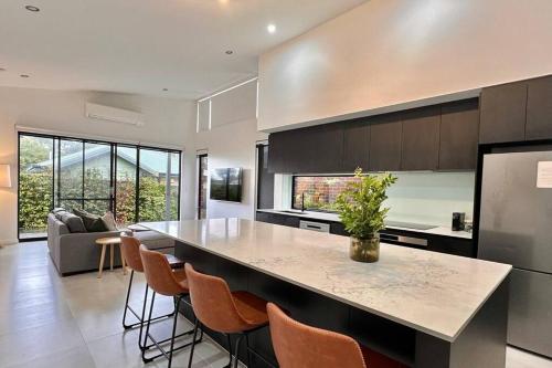 Dapur atau dapur kecil di Djarraly Hideaway - Your Forest Retreat