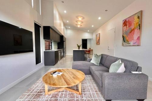 Televisyen dan/atau pusat hiburan di Djarraly Hideaway - Your Forest Retreat
