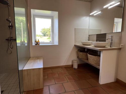 a bathroom with two sinks and a mirror at La Millière - Piscine & campagne - Céleste in Le Poiré-sur-Vie