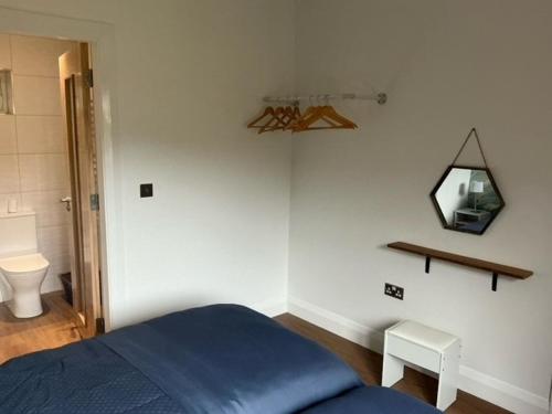 Postel nebo postele na pokoji v ubytování Beach Cabin - 4 mins walk to Ardnahinch Beach, 10 min walk to Garryvoe Hotel & 5 min drive to Ballymaloe House - Eircode P25KN53