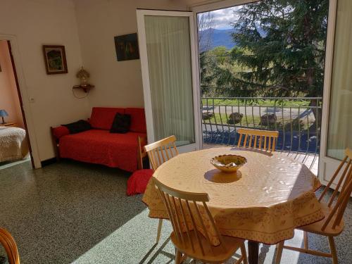 un salon avec une table, des chaises et un canapé dans l'établissement Can Roger, à Argelès-sur-Mer