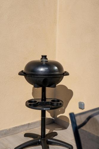 a black pot sitting on top of a stand at Casa Léa in Sollacaro