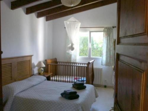 a bedroom with two beds and a window at Villa La Tortuga in S'Algar