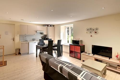 un salon avec une cuisine et une salle à manger dans l'établissement Le Kichompré - Appt 50 m² vue montagne, à Gérardmer