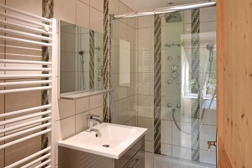 une salle de bain avec un lavabo et une douche dans l'établissement Le Kichompré - Appt 50 m² vue montagne, à Gérardmer