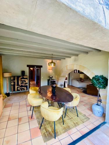 une salle à manger avec une table et des chaises dans l'établissement Le Moulin d'Anquet, à Fontès