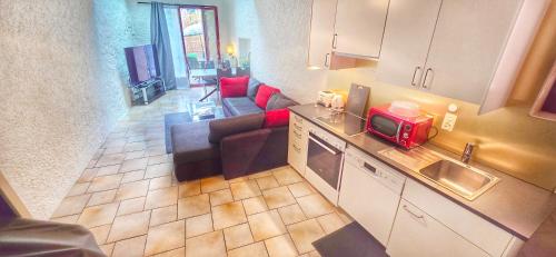  Il dispose d'une cuisine et d'un salon. dans l'établissement Au 26BIS, 2 Appartements MONTREUX, 1 Apartment niveau 0 et un autre appartement duplex niveau 1 et 2, 15 minutes à pieds du centre de Montreux, Lac Léman, idéal pour balades en ville, Montagne, festivals, Casino, plages, ski, Fredy Mercury, Marché de Noël, à Montreux