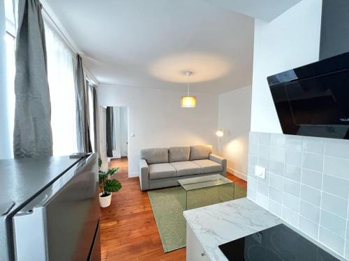 TV a/nebo společenská místnost v ubytování Appartement Neuf Proche de Paris