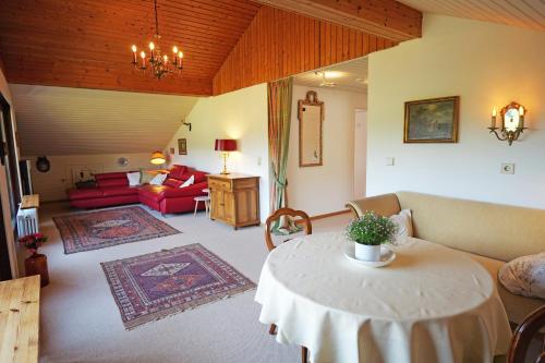 ein Wohnzimmer mit Tisch und Couch in der Unterkunft Villa Schwarzwaldblick in Seelbach