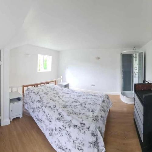 une chambre avec un lit et une commode dans l'établissement Le gîte des Allains, à Sainte-Suzanne-en-Bauptois