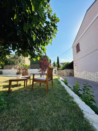 Κήπος έξω από το Bed & Breakfast Mafi
