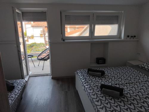 Postel nebo postele na pokoji v ubytování Apartmaja Eva&Pia