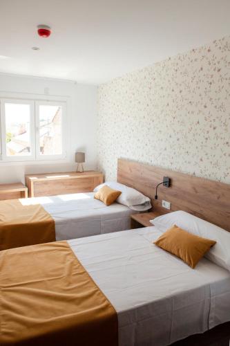 a room with three beds in a room at PENSION RESTAURANTE ANGEL in Huelma