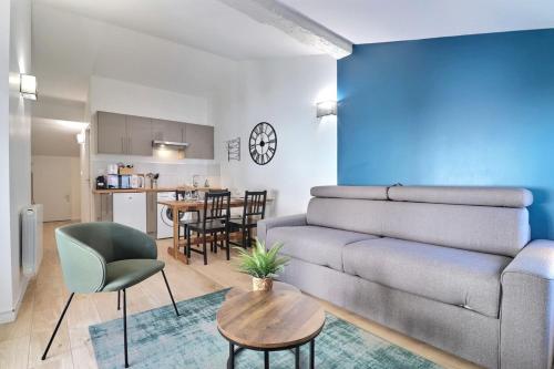 un salon avec un canapé et une table dans l'établissement Le St Clair 403 - Luxury & fully equipped apartment - Caluire-et-Cuire, à Caluire-et-Cuire