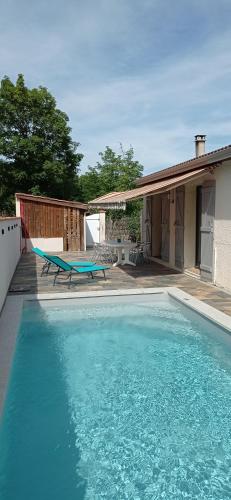 - une piscine avec une table de ping-pong à côté d'une maison dans l'établissement Les Coteaux de Bon-Encontre, à Bon-Encontre
