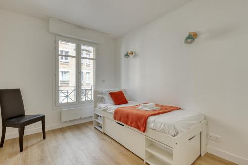 une chambre blanche avec un lit et une chaise dans l'établissement Superb Flat with Balcony - Near Notre-Dame - Paris 05, à Paris
