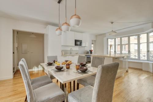 une cuisine et une salle à manger avec une table et des chaises dans l'établissement Superb Flat with Balcony - Near Notre-Dame - Paris 05, à Paris