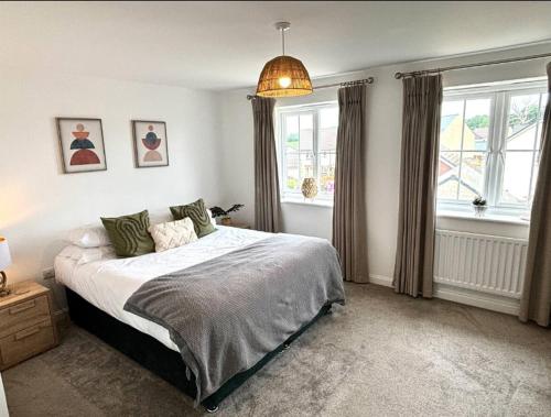 1 dormitorio con 1 cama y luz colgante en Walker House, en Gloucestershire
