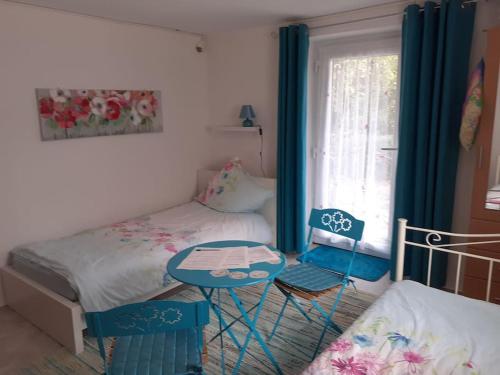 a bedroom with a bed and a table and chairs at 4 km zu A7 und A71, Idylle am Bach, großer Garten in Euerbach