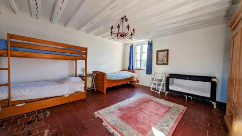 1 dormitorio con litera y cuna en Sainte-Suzanne gîte de LA FERME calme et tranquille, en Les Baux-de-Breteuil