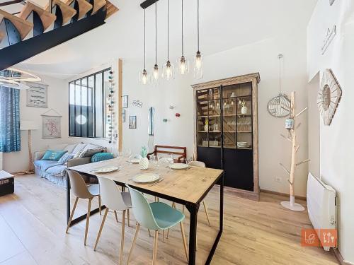 une salle à manger et un salon avec une table et des chaises dans l'établissement Navima, à Wimereux