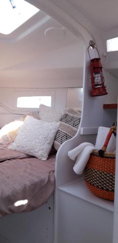 Giường trong phòng chung tại Le Nid sur l'Eau