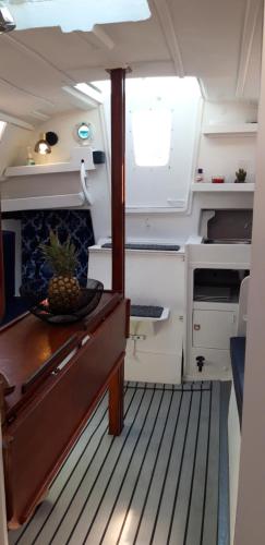 - un bateau avec un bol de fruits sur une table dans l'établissement Le Nid sur l'Eau, à Sète