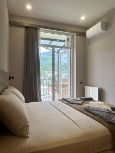 Кровать или кровати в номере Gonio N802 Beachfront Mountain view apartment