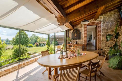 une salle à manger extérieure avec une table et des chaises en bois dans l'établissement Charmante maison de famille au calme, 5 chambres, à Les Salles