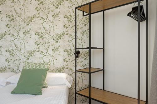 a bedroom with a green pillow on a bed at Casa Milano 3 in Jerez de la Frontera
