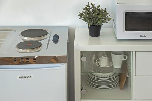 a kitchen with a stove and a microwave at Casa Milano 3 in Jerez de la Frontera