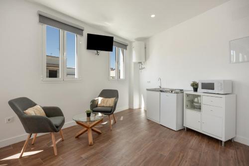 a living room with two chairs and a table at Casa Milano 3 in Jerez de la Frontera