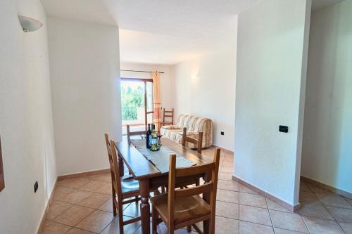 a dining room with a table and chairs at Residence con piscina a Sos Alinos in Cala Liberotto