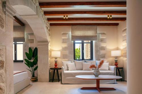 Гостиная зона в La Montre Luxury Boutique Suites