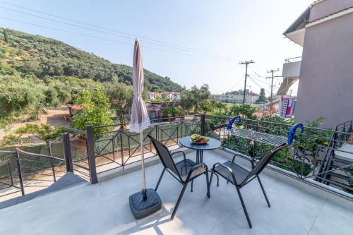 パルガにあるLa Casaのバルコニー(テーブル、椅子2脚、パラソル付)