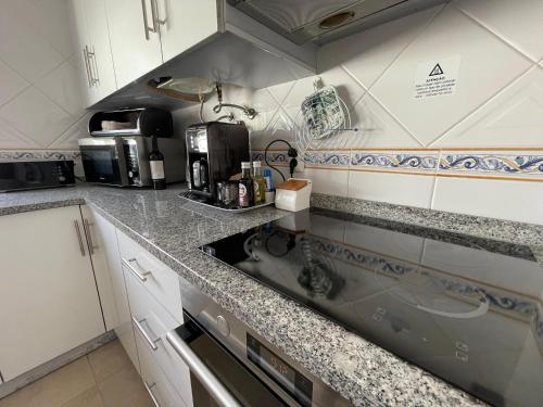 una cocina con fregadero y encimera en Galé Premium House - Pet Friendly, en Albufeira