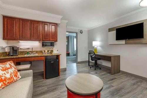 Η κουζίνα ή μικρή κουζίνα στο Comfort Inn & Suites