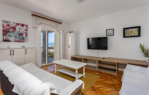 Et tv og/eller underholdning på Gorgeous Apartment In Senj With Kitchen