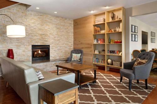 a living room with a couch and a fireplace at Country Inn & Suites by Radisson, Gettysburg, PA in Gettysburg