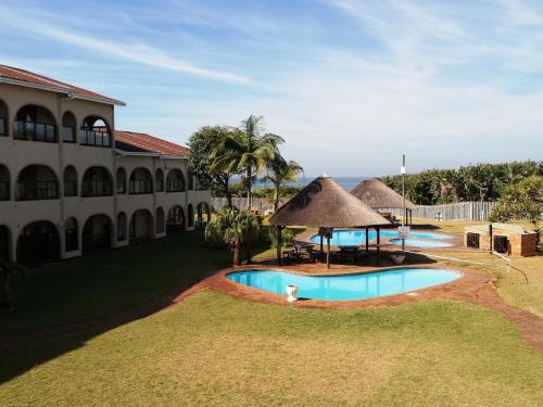 ein Resort mit einem Pool und einem Gebäude in der Unterkunft Cabanas Del Mar 45 in Kingsborough