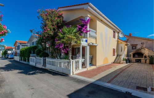 Cozy Apartment In Vir With Wifi