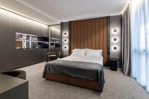 a hotel room with a bed and a desk at Zeta Rentals in Bari
