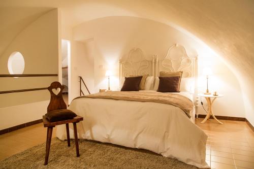 una camera con un grande letto e un soffitto a volta di Casa Vacanze Le Esperidi a Matera
