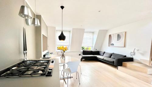a kitchen and living room with a stove and a couch at Stunning Central London flat 1 min Bond Street in London