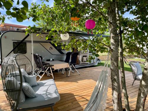 Mazurski Camp Life & Chill Mikołajki - Komfortowa klimatyzowana przyczepa z dużym tarasem