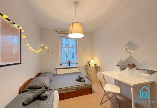 Postel nebo postele na pokoji v ubytování Pink lady Room - 15 Minutes to Gdańsk Old Town & Sea