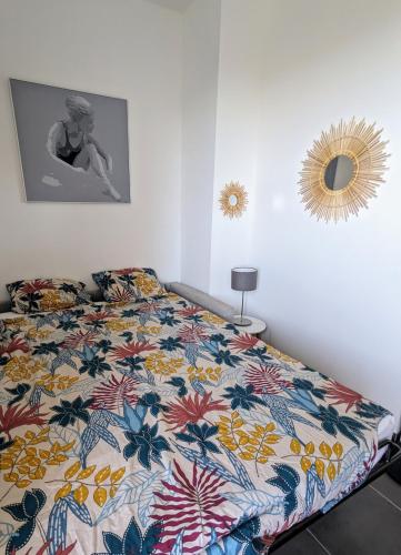 une chambre avec un lit avec une couette colorée dans l'établissement Chambre vue mer, à Marseille