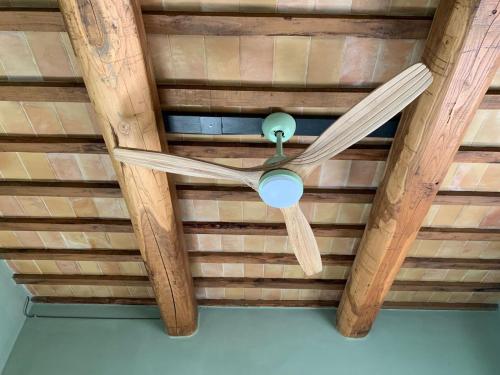 a ceiling fan hanging from a wooden ceiling at Corte Fratini Appartamenti in Trevi