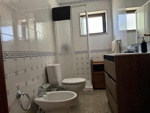 een witte badkamer met een toilet en een wastafel bij Varandas do Tamega in Mondim de Basto