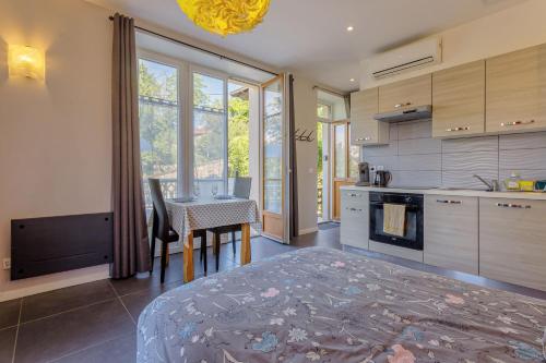 une cuisine avec une table et une salle à manger dans l'établissement Le Granier - Studio climatisé vue montagne, à Chambéry